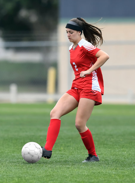 足球场上,女性队员踢出精彩比赛 足球场上,女性队员踢出精彩比赛