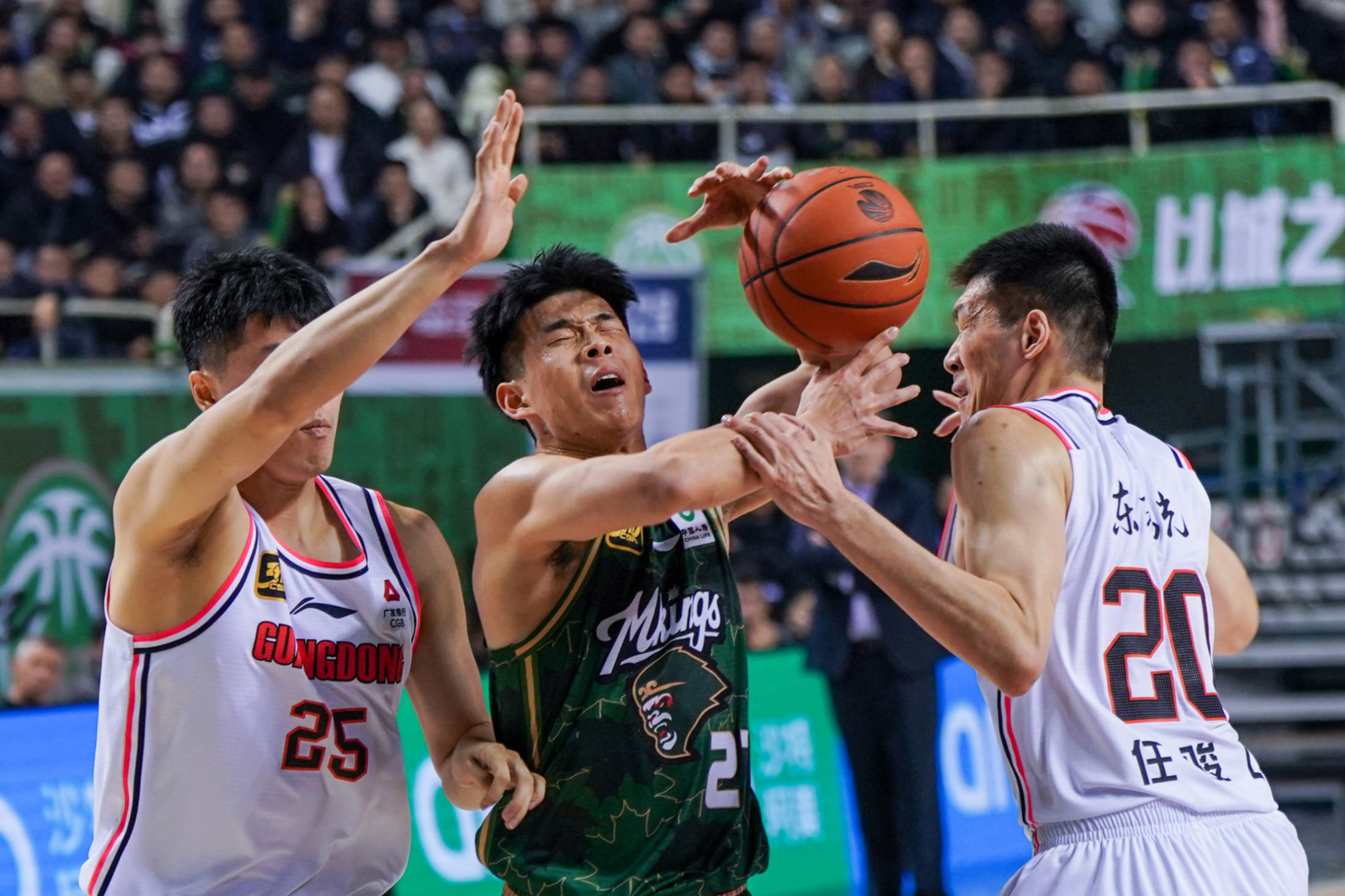 天津队绝杀获胜现场热血四溢，球员接受采访