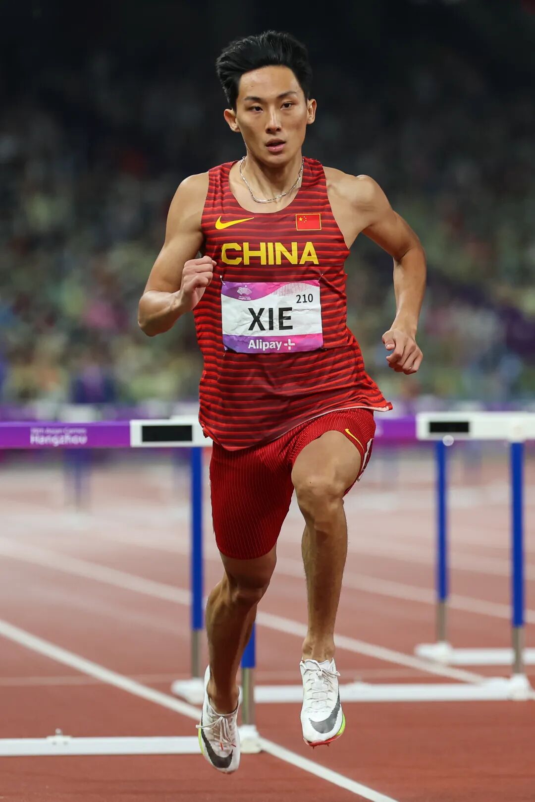 单项比赛竞争激烈，选手奋力拼搏