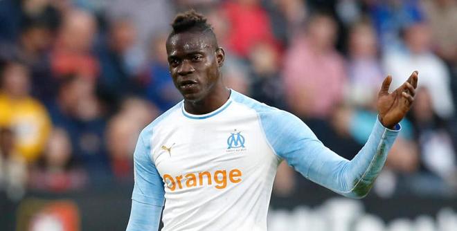 马赛球员被曝光在社交媒体秀豪车的简单介绍