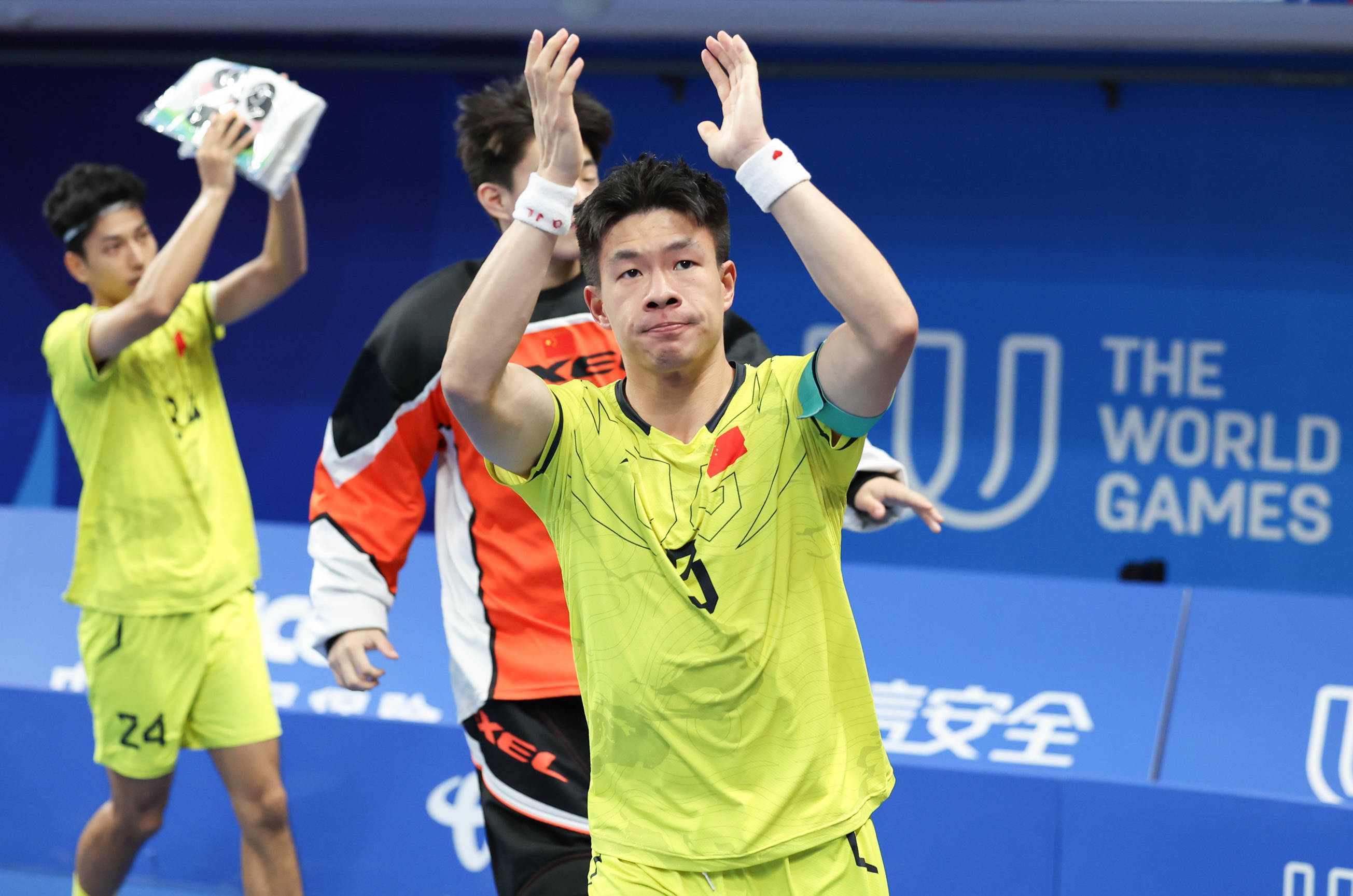 加拿大队在曲棍球比赛中获胜