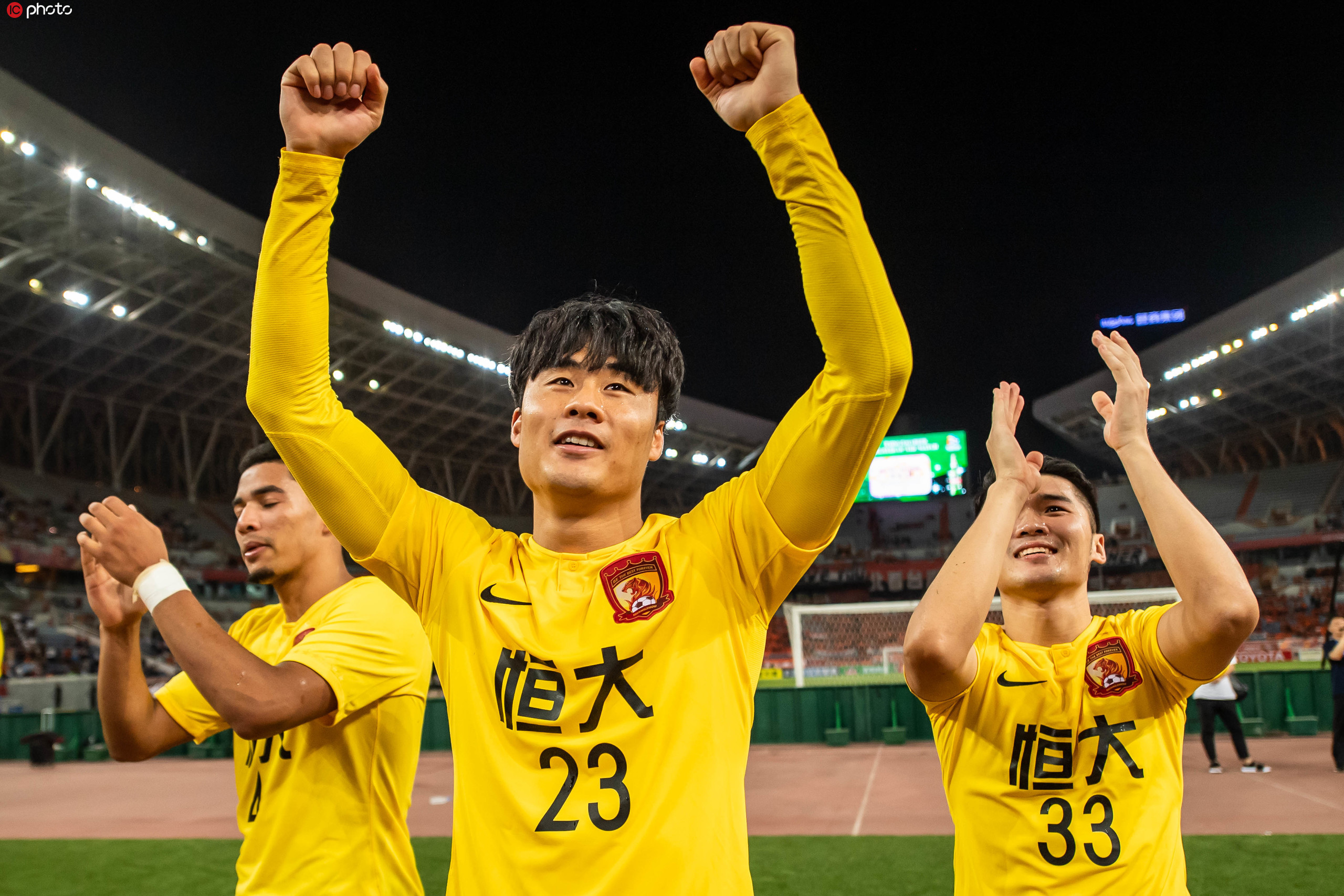 广州恒大队员精湛表现,晋级淘汰赛 广州恒大队员精湛表现,晋级淘汰赛