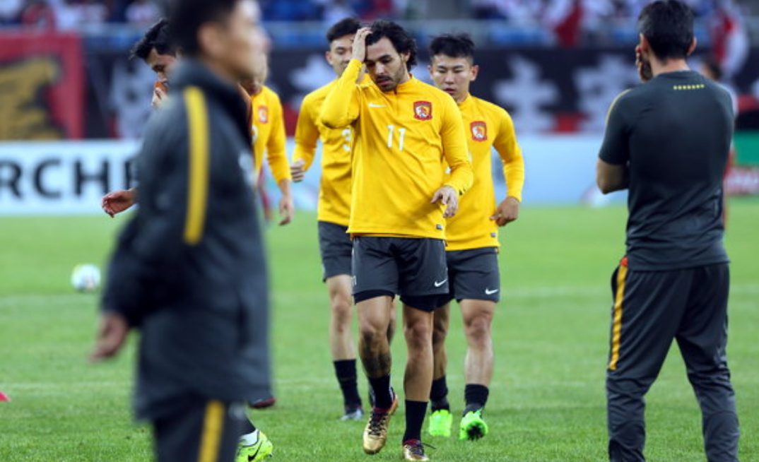 广州恒大队员精湛表现,晋级淘汰赛 广州恒大队员精湛表现,晋级淘汰赛