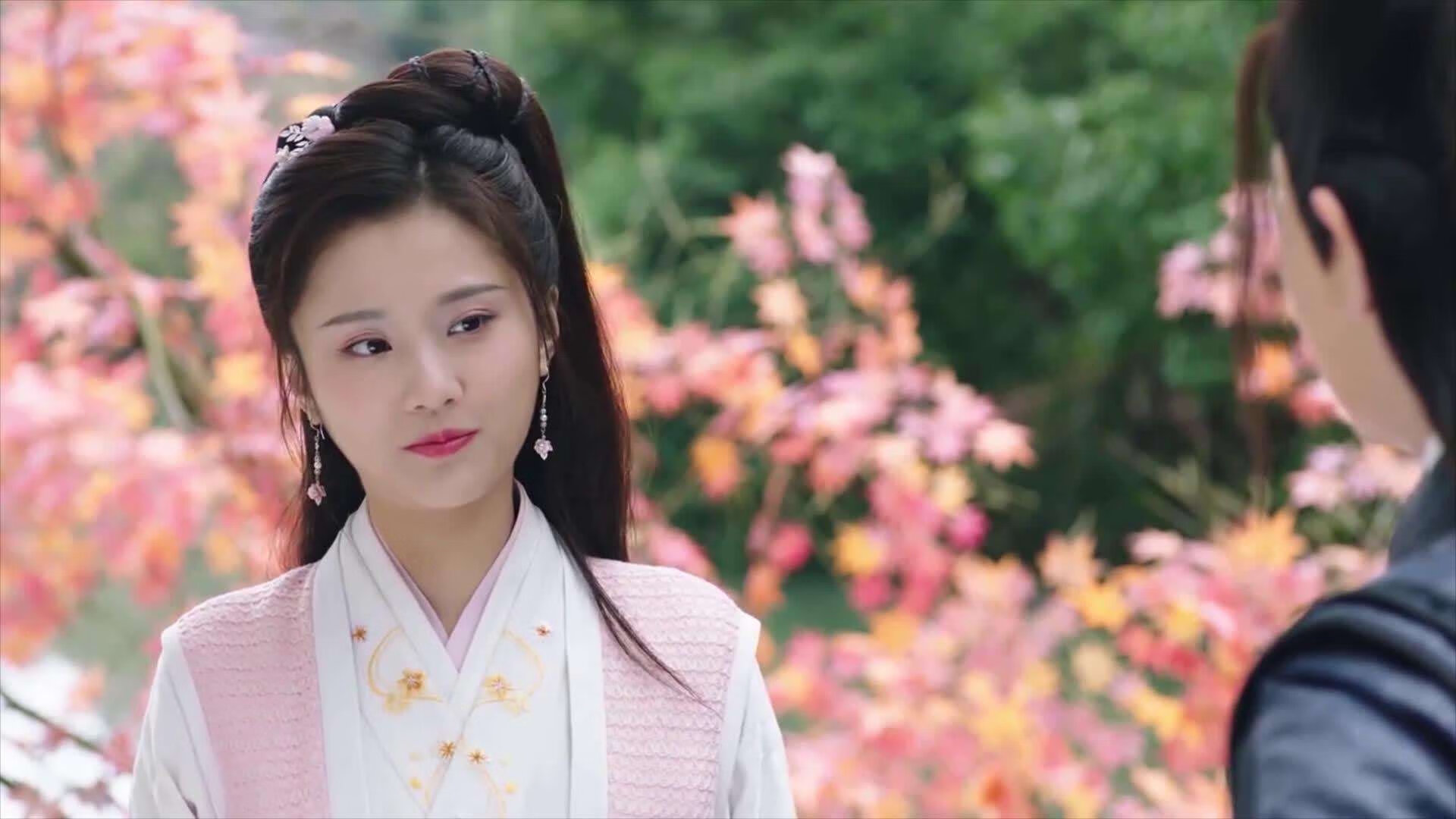 赛道与球场，两场无关的终极较量