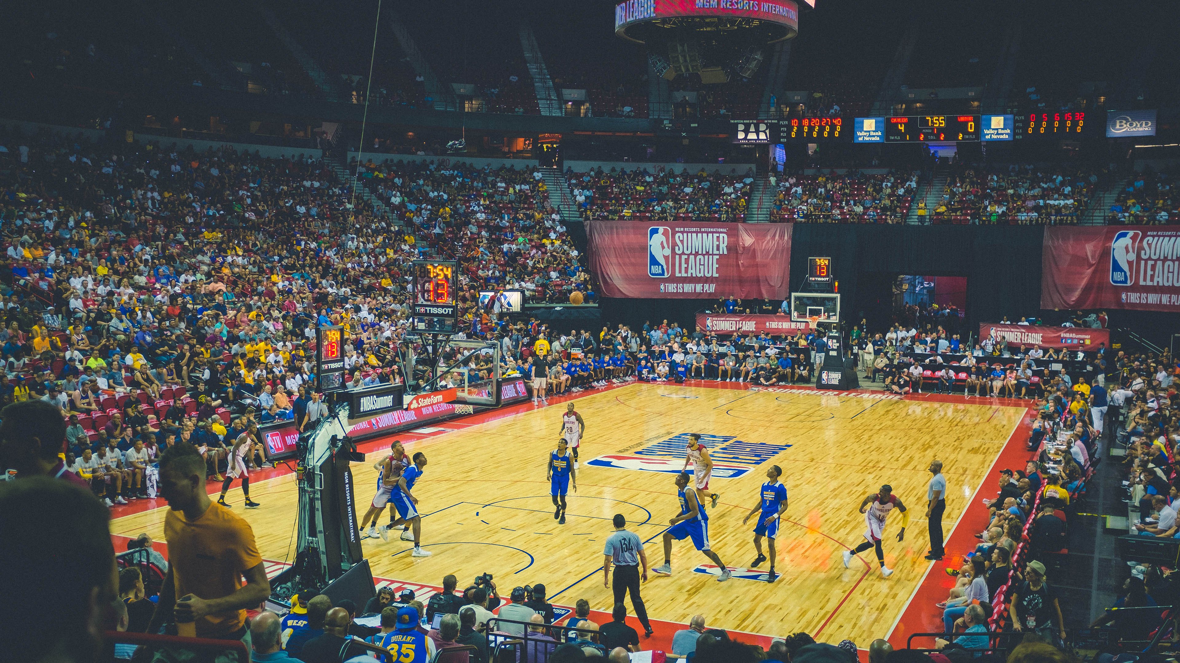 钢铁防线与孤胆英雄,太阳如何以窒息式封锁让独行侠窒息,布克如何从得分手蜕变为关键先生